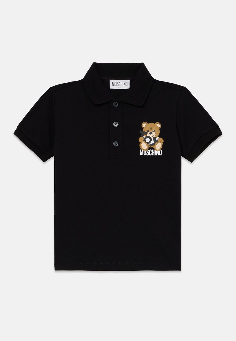 Čierne polo tričko vyrobené z bavlny, s hnedou vyšitou plyšovou medvedou a trojitou gombíkovou légou. Biele logo "Moschino" pod medveďom.