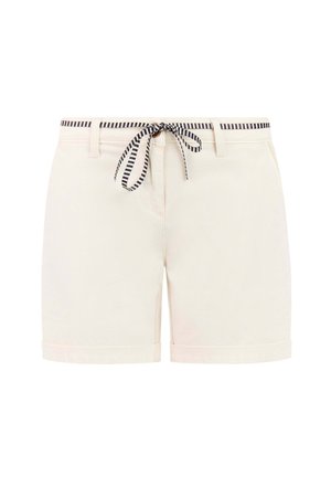 Pantalones cortos casuales blancos con dobladillos remangados, trabillas para cinturón y un cinturón de cordón a rayas en blanco y negro atado en un lazo en la cintura.