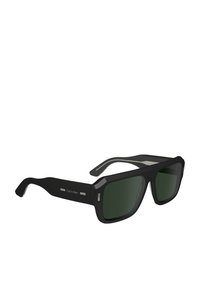 Occhiali da sole rettangolari neri con lenti verde scuro. Presentano una montatura spessa e sottili accenti argentati sulle tempie. Il marchio Calvin Klein è visibile.