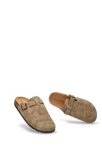 Los zuecos de ante marrón presentan una puntera ancha, un detalle de hebilla en la correa y una suela de goma texturizada con un acento de estampado de leopardo en el interior.