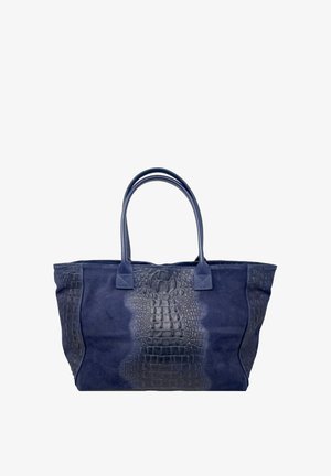 Navyblauwe tote bag gemaakt van suede met een geperst krokodillenpatroon, voorzien van twee platte handvatten en een gestructureerd ontwerp.