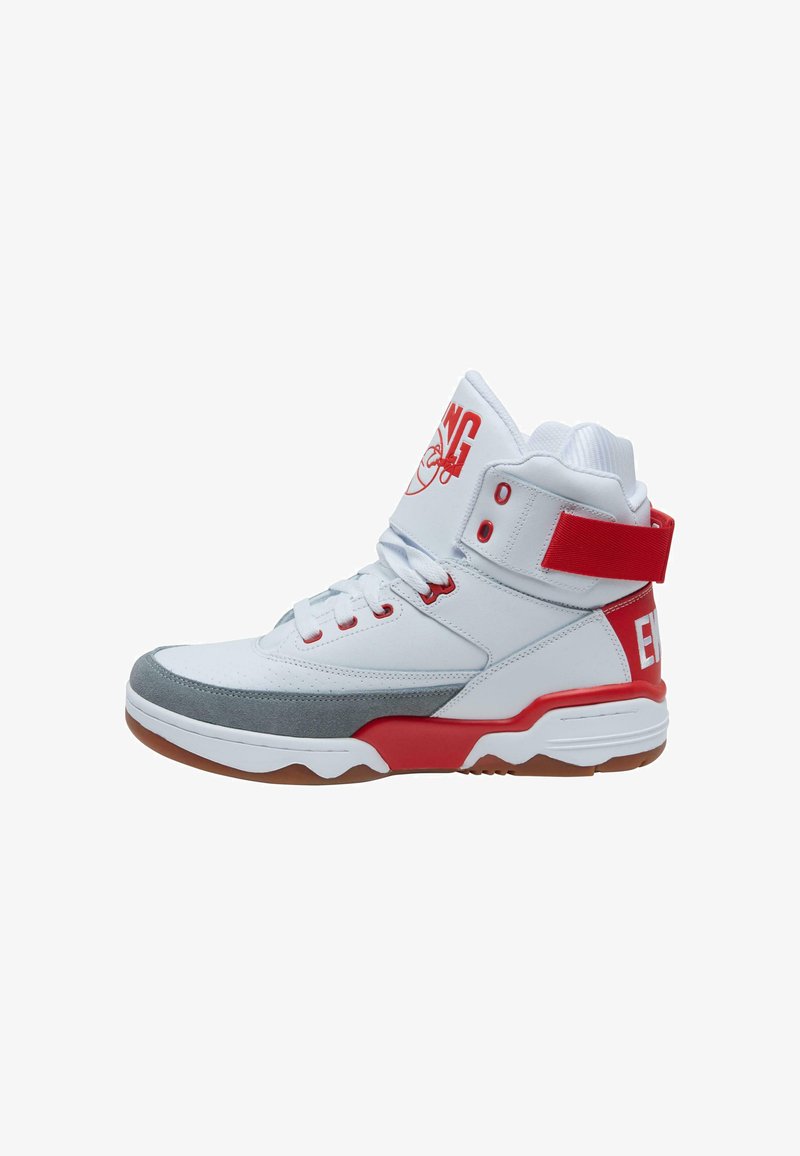 Wysokie sneakersy z białą skórzaną cholewką, szarymi zamszowymi akcentami, czerwonymi detalami i gumową podeszwą. Zawierają regulowany pasek i teksturowane powierzchnie.