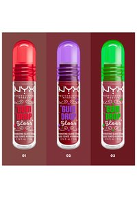 Tre NYX Gum Drop Gloss i gennemsigtige tube: med rødt, lilla og grønt låg. Hver er mærket med "Gum Drop Gloss" og detaljer om fugtgivende gloss stains.