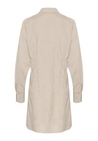Robe chemise en corduroy beige avec un col, des manches longues et des plis subtils à l'arrière, dotée d'un tissu texturé.
