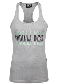 Lichtgrijze tanktop met grote zwarte en mintgroene tekst die "GORILLA WEAR" zegt. Het materiaal lijkt zacht met een normale pasvorm en een ronde halslijn.