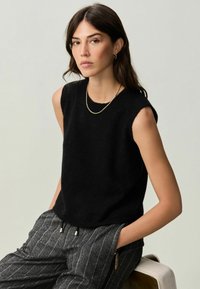 Next REGULAR FIT  czarny