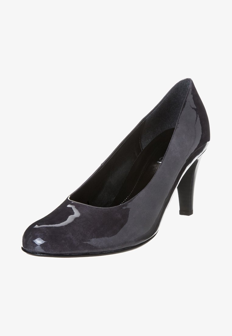 Pompe à talon haut pour femme, noire et brillante, avec un bout rond et une finition lisse, inclinée pour montrer le côté extérieur et le talon sur fond blanc.