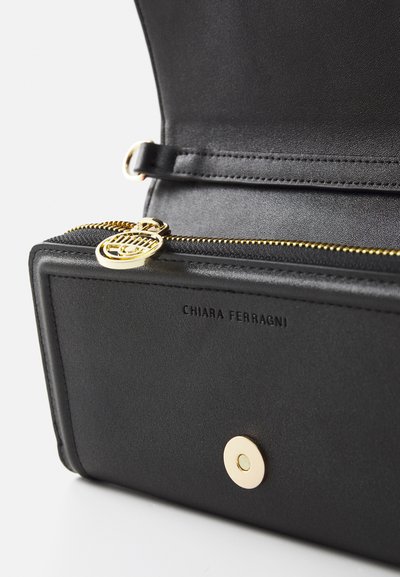CHIARA FERRAGNI EYELIKE BAGS - Portafoglio - black