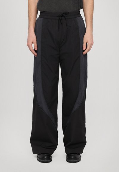 Han Kjøbenhavn PANELLED TRACK TROUSERS - Verryttelyhousut - anthracite black