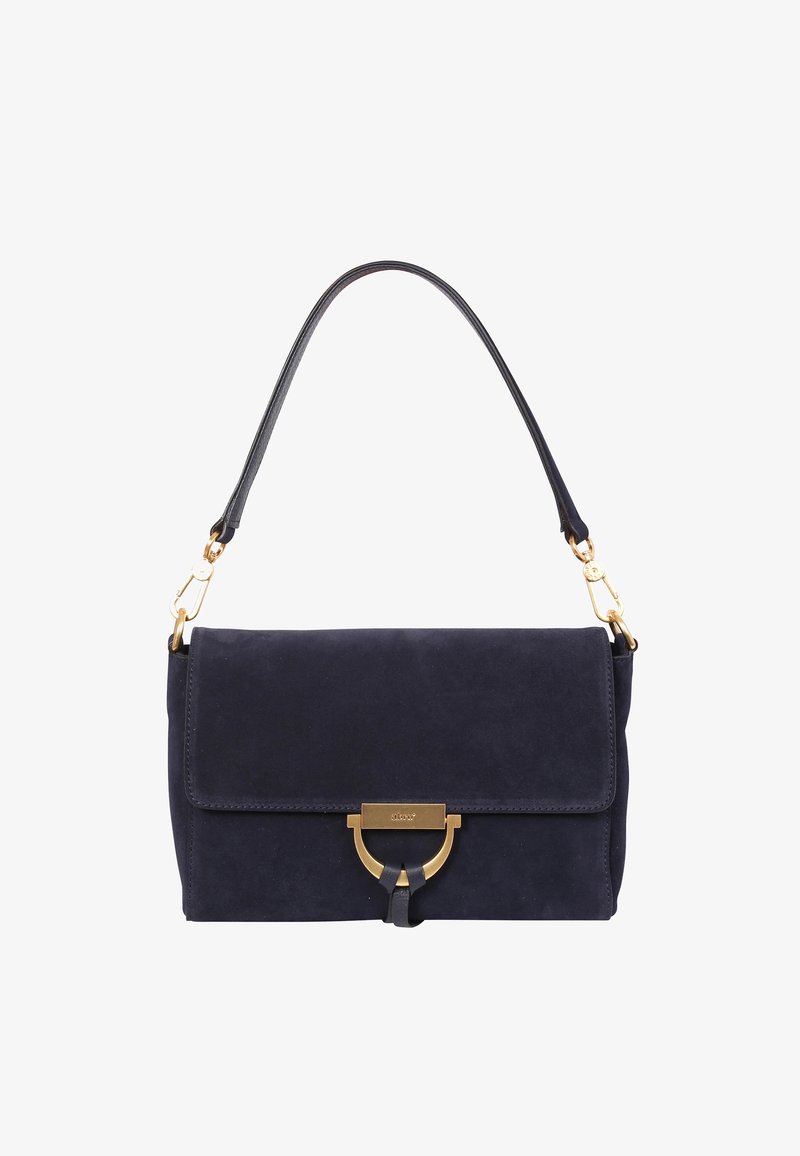 Marineblaues Wildleder-Handtäschchen mit umklappbarem Deckel, goldenen Hardware-Akzenten, einem einzelnen schwarzen Leder-Schulterriemen und kreisförmigem Verschlussdetail.