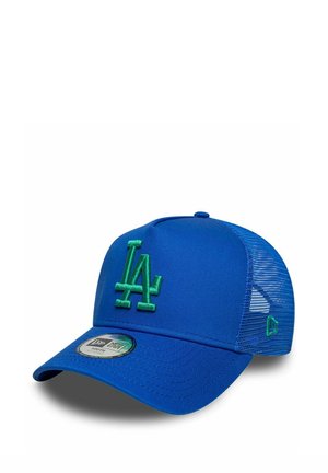 Niebieska czapka z daszkiem typu baseball z siateczką, z zielonym haftowanym logo "LA" z przodu oraz naklejką New Era na zakrzywionym daszku.