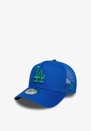 Niebieska czapka z daszkiem typu baseball z siateczką, z zielonym haftowanym logo "LA" z przodu oraz naklejką New Era na zakrzywionym daszku.