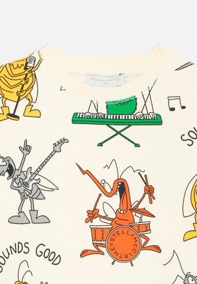 Animaciniai vabzdžiai groja muzikos instrumentais – klaviatūra, būgnais, gitara ir dainuoja į mikrofoną – ant kreminės spalvos audinio su užrašu „Sounds Good“.