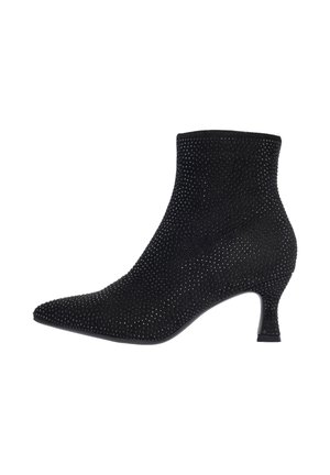 Botín de ante negro con puntera afilada, adornado con pequeños rhinestones y un tacón kitten, que ofrece un ajuste ceñido en el tobillo.
