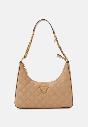 Beżowa pikowana torebka na ramię z złotym łańcuszkiem i trójkątną złotą plakietką z logo z przodu, z zamkiem błyskawicznym na górze.