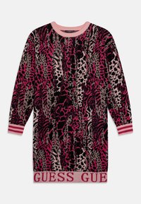 Robe pull à manches longues en tricot avec des motifs z�ébrés rose, noir et beige, et des finitions côtelées roses aux poignets et à l'ourlet, avec le texte "GUESS".