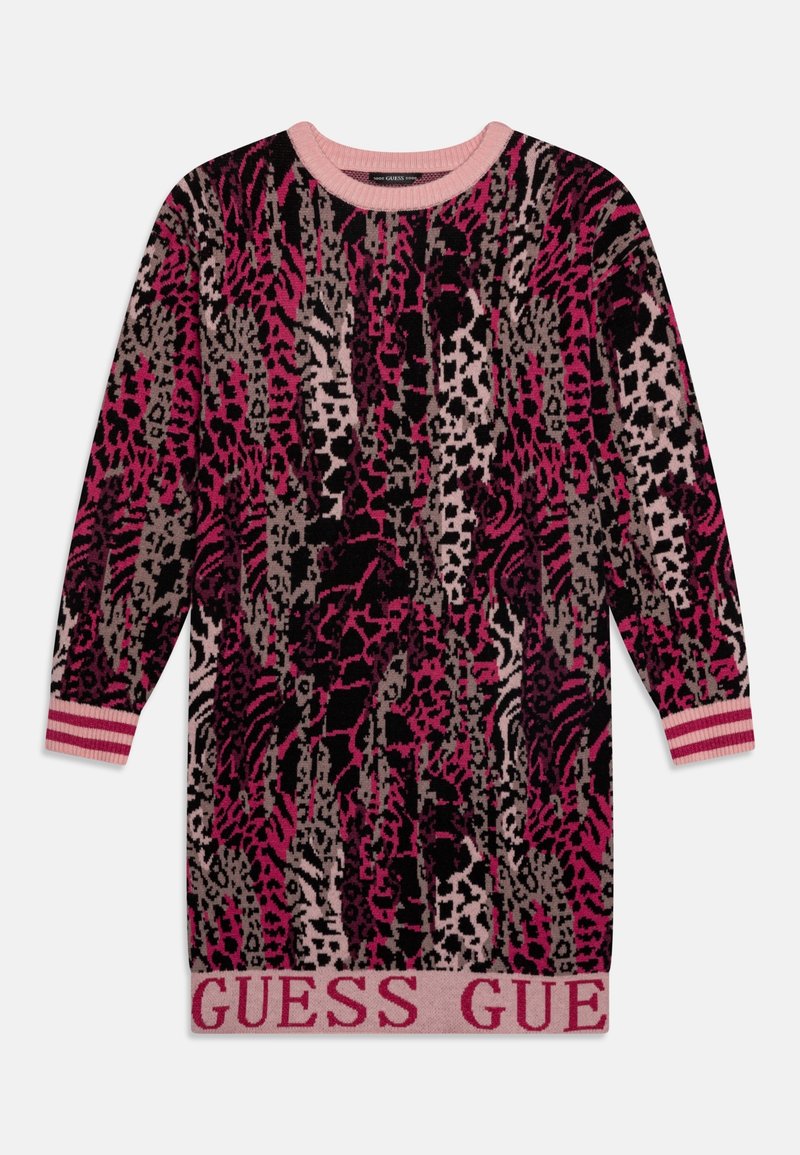 Robe pull à manches longues en tricot avec des motifs zébrés rose, noir et beige, et des finitions côtelées roses aux poignets et à l'ourlet, avec le texte "GUESS".