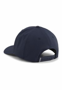 Gorra de béisbol azul marino con cierre de snapback ajustable y ojales de ventilación cosidos, mostrada desde la parte trasera y lateral sobre un fondo blanco.