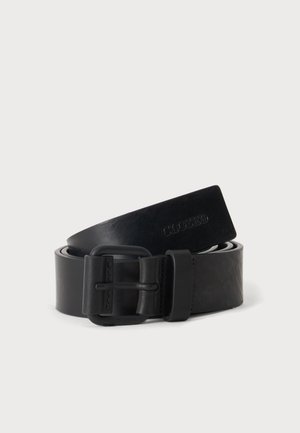 Ceinture en cuir noir enroulée avec une boucle métallique rectangulaire noire mate, portant le nom de la marque embossé "CLOSED" sur la sangle.
