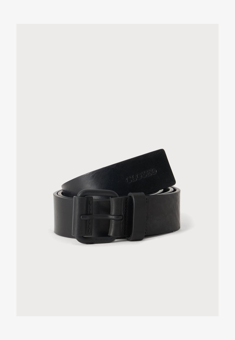 Ceinture en cuir noir enroulée avec une boucle métallique rectangulaire noire mate, portant le nom de la marque embossé "CLOSED" sur la sangle.