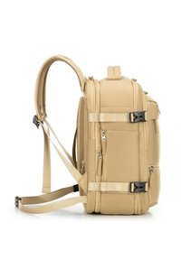 Mochila beige con múltiples bolsillos con cremallera, correas ajustables y acolchadas, y un acabado texturizado. Presenta hebillas y acentos de malla.