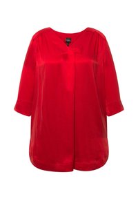 Rode satijnen blouse met een V-hals, driekwart mouwen en een ontspannen pasvorm. Kenmerkt zich door verzamelde details langs de schouders.