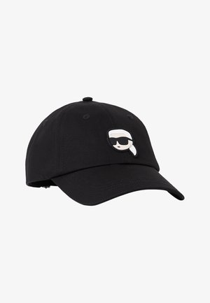 Zwarte baseballpet met gebogen klep en een klein stripfiguurtje met zonnebril en een wit paardenstaartje op het voorpaneel.