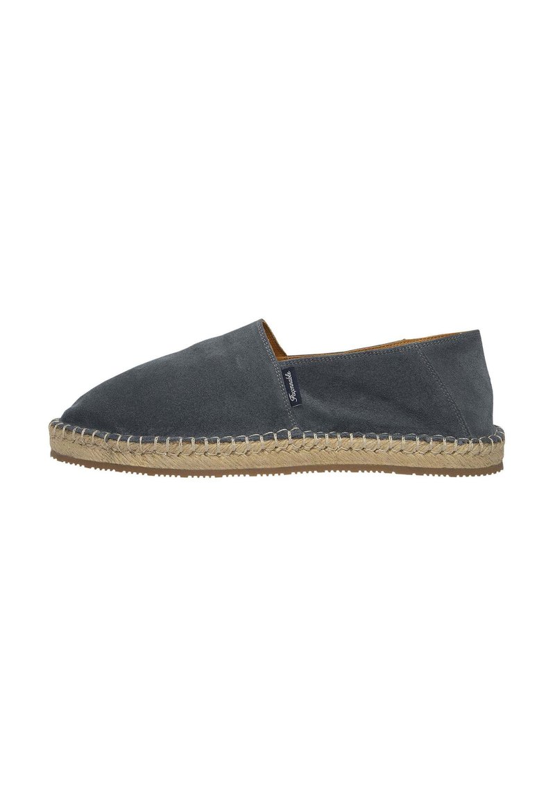 Espadrilla in suede grigio con punta arrotondata e suola in juta intrecciata. Presenta un dettaglio laterale cucito e un design comodo per essere indossata facilmente.