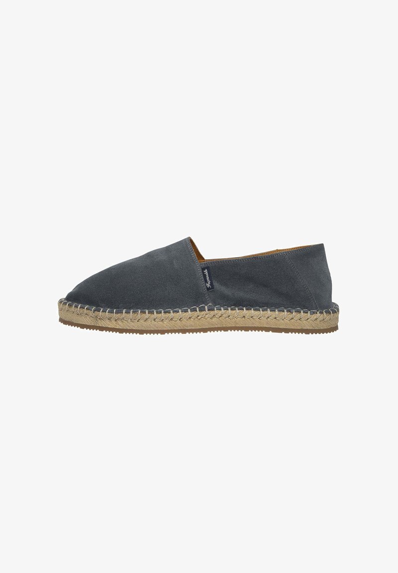 Espadrilla in suede grigio con punta arrotondata e suola in juta intrecciata. Presenta un dettaglio laterale cucito e un design comodo per essere indossata facilmente.