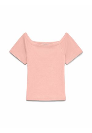 Lichtroze cropped top met korte mouwen, een brede, off-shoulder halslijn en een aangesloten zoom, tegen een witte achtergrond.