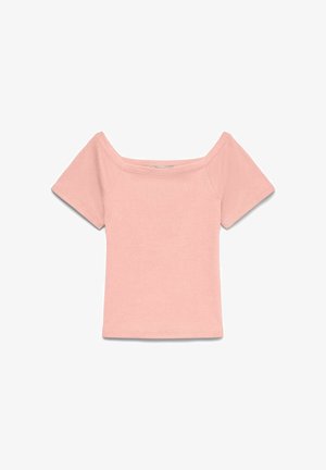 Jasnoróżowy krótki top z krótkimi rękawami, szerokim, odkrytym ramieniem i dopasowanym dołem na białym tle.