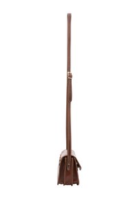 Borsa a tracolla in pelle marrone con un profilo slim, tracolla regolabile, cuciture a contrasto e chiusura a pattina con accessori hardware visibili.