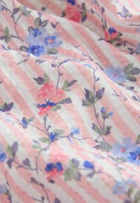 Mehka tkanina z roza in belimi črtami, okrašena z nežnimi modrimi, vijoličnimi in roza cvetličnimi vzorci ter zelenimi listi.