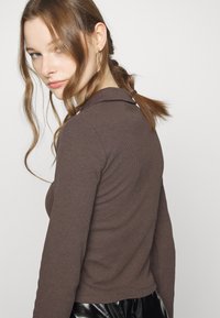 Nly by Nelly EFFORTLESS BUTTON - Casaco de malha - brown