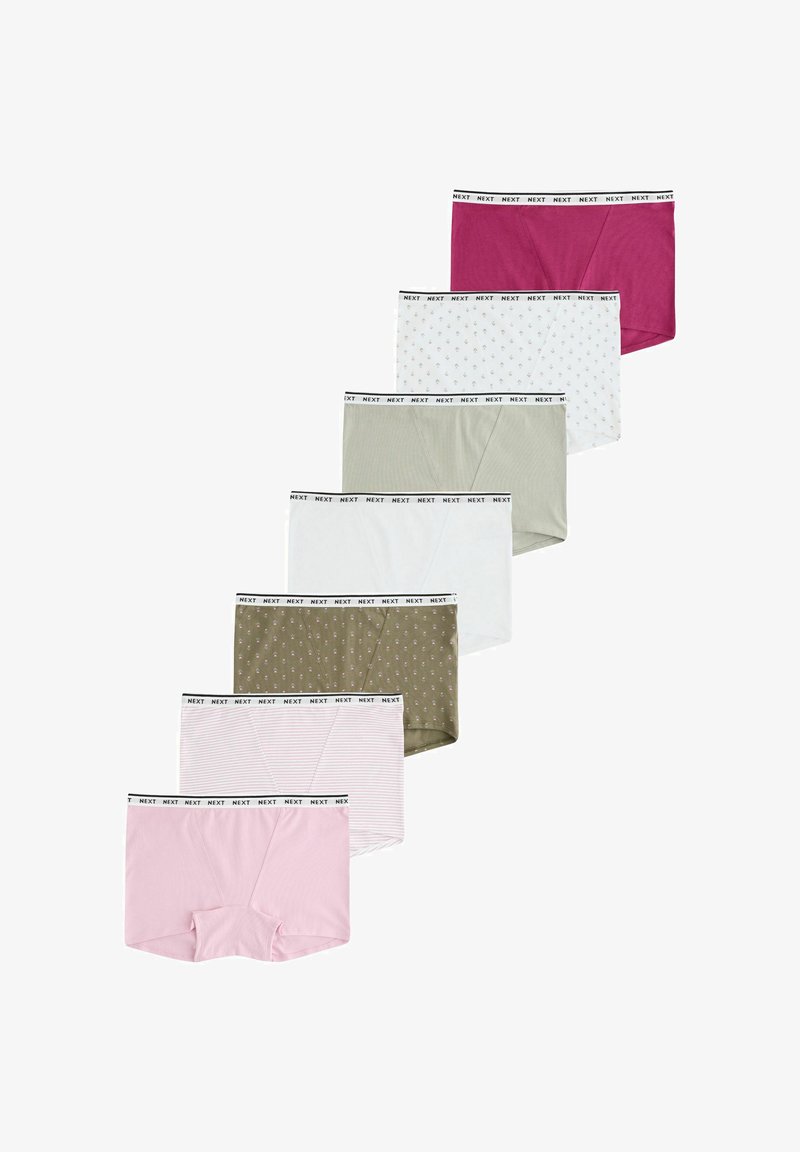 Sept culottes boxer pour femmes, de différentes couleurs et motifs, disposées en diagonale descendante sur un fond blanc.