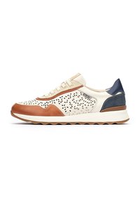 Zapatilla de cordones con piel perforada color crema, detalles en cuero marrón, talón de gamuza azul y suela blanca texturizada para mayor agarre.