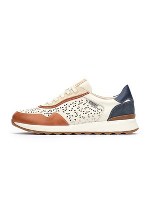 Baskets à lacets en cuir perforé crème, avec des accents en cuir marron, un talon en daim bleu et une semelle blanche texturée pour une meilleure adhérence.