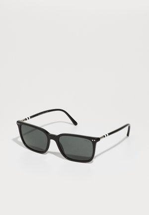 Óculos de sol retangulares pretos com lentes escuras, apresentando detalhes em metal prateado e padrão riscado nas hastes. Feitos em material plástico.