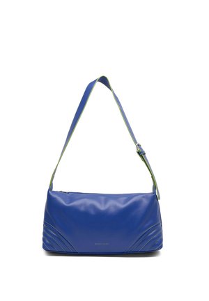 Bolso de hombro rectangular azul con correa ajustable, sutil costura curva en las esquinas y pequeño logo dorado "JENNY FAIRY" centrado debajo de la cremallera.