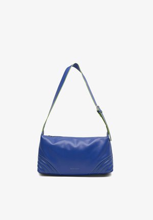 Blaue rechteckige Schultertasche mit verstellbarem Riemen, dezenten gebogenen Nähten an den Ecken und kleinem goldfarbenem "JENNY FAIRY" Logo, mittig unter dem Reißverschluss.