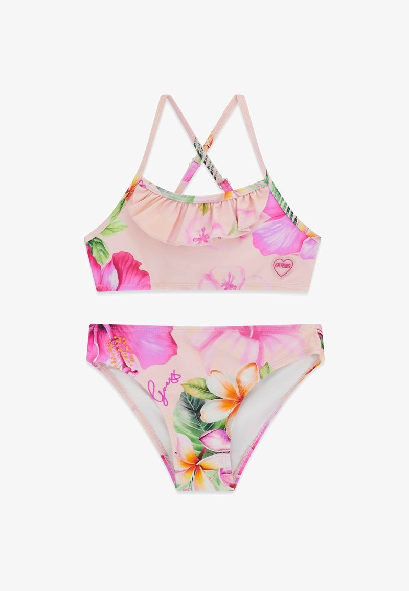 Maillot de bain deux pièces rose à motifs floraux avec haut volanté et bretelles croisées ajustables, orné de fleurs tropicales et de détails avec le logo Guess.