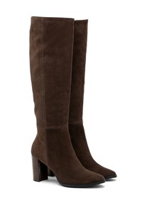 Bottes montantes en daim marron avec un bout pointu et un talon bloc, présentant des coutures visibles et une texture lisse.