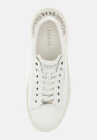 Sneaker bianco in pelle con stringhe, dettagli argento, colletto grigio testurizzato e logo sulla linguetta. Presenta una punta arrotondata e suola piatta.