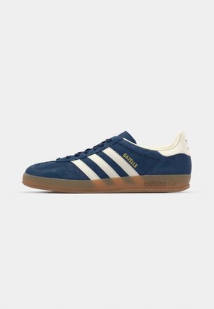 adidas Originals GAZELLE INDOOR UNISEX - Športni copati - night indigo/off white/gold metallic