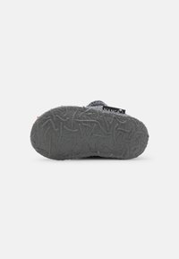 Nanga LION KING - Slippers - grau