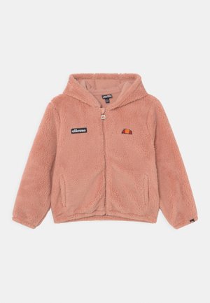 Giacca in pile fucsia con zip e cappuccio, ornata da toppe con logo ellesse sul petto e sulla manica, con tasche laterali e una texture morbida.