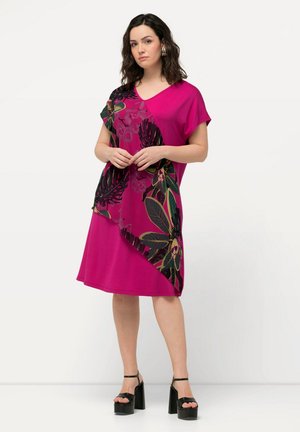 Fuchsia kjole med korte ærmer og V-udskæring. Har et diagonalt blomsterprint på den ene side. Glat stof og afslappet pasform. Sorte plateau sandaler.