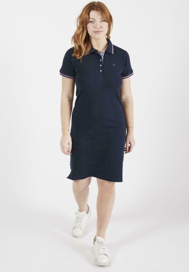 Robe polo bleu marine avec un col, des manches courtes ornées d'accents rayés rouges et blancs, et une silhouette ajustée.
