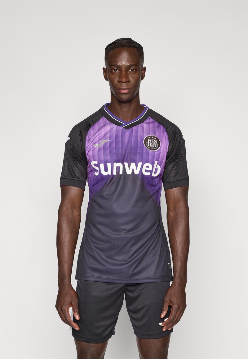 Μωβ και μαύρη φανέλα ποδοσφαίρου με κοντά μανίκια, με λαιμόκοψη σε σχήμα V, λογότυπο «Sunweb» και ανοιχτές διαγώνιες ρίγες στο μπροστινό μέρος.