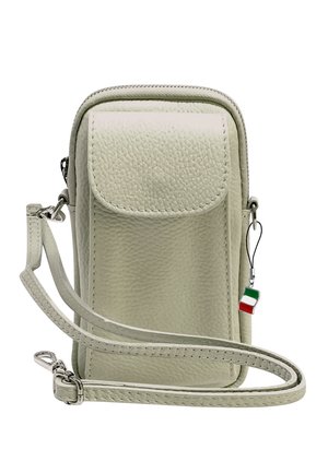 Lichtgrijze, gestructureerde leren telefoonhoes met flapsluiting, verwijderbare schouderband en een klein accent met Italiaanse vlag. Bevat een ritszak.